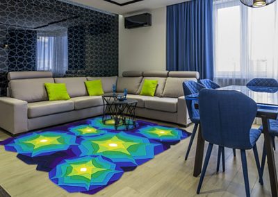 Яркий ковер с неровным краем в интерьере