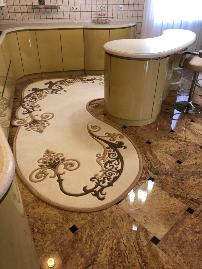 Designer rug by the bar counter – side perspective