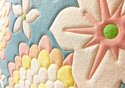 Текстура овального ковра с цветами в холодных оттенках из английской шерсти