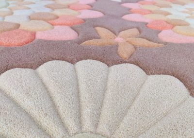 Текстура ковра в теплых оттенках с цветами, крупный план