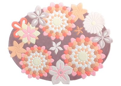 Овальный ковер в теплых оттенках с цветами - фото целиком