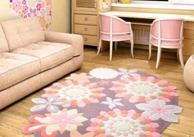 Овальный ковер в интерьере комнаты, выполненный в теплых тонах