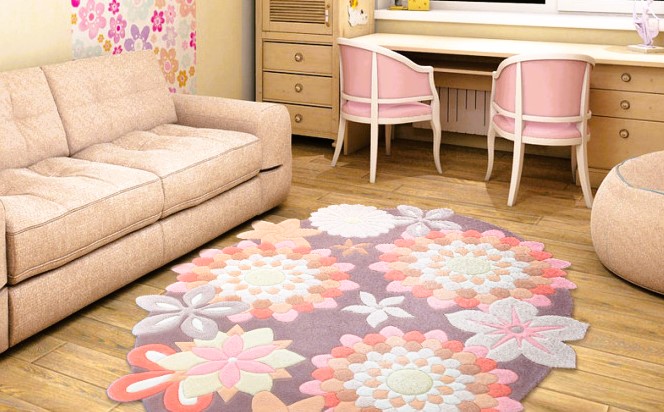 Овальный ковер в интерьере комнаты, выполненный в теплых тонах