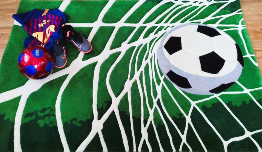 Футбольный ковер с экипировкой юного футболиста