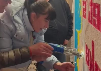 Tufting training in Brussels with hands-on practice using a tufting gun during a workshop
