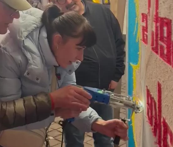 Обучение тафтингу в Брюсселе: ученица работает с тафтинг-ганом на практическом занятии